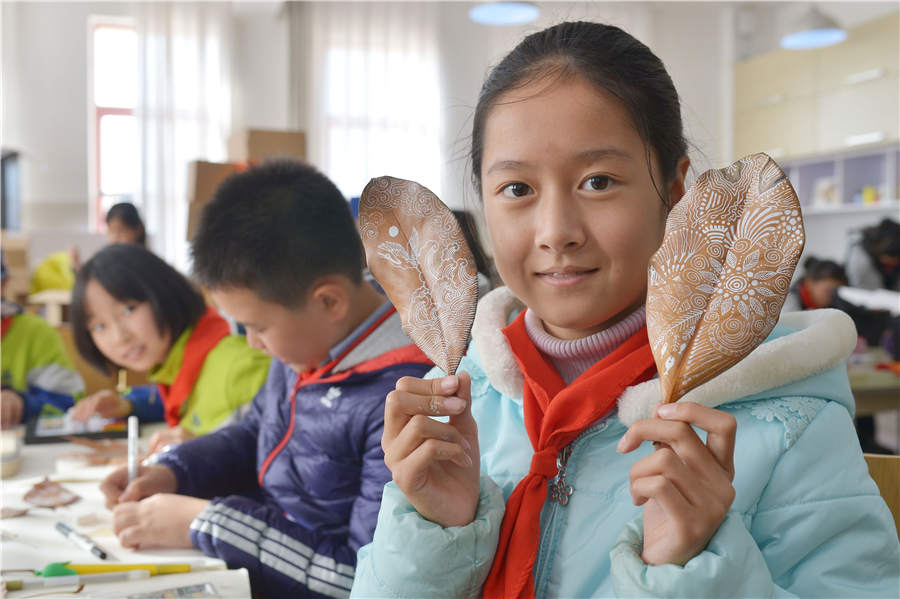 Qingdao Students Make Creative Leaf Art